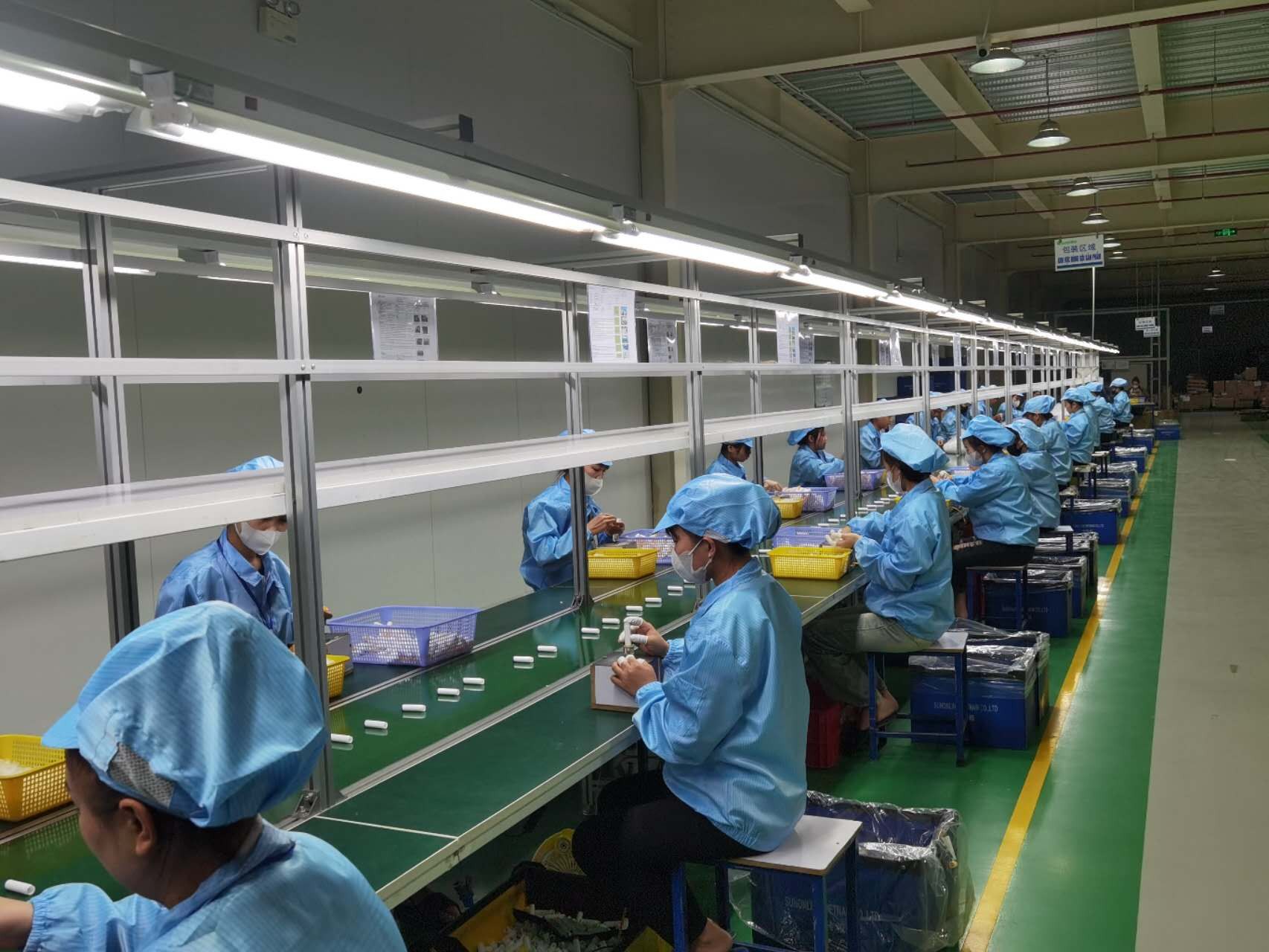 Packaging line with operators
